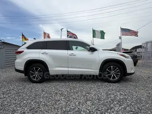 Toyota Highlander XLE 4x2 V6 (3.5L 6cyl 8A) 2017 White