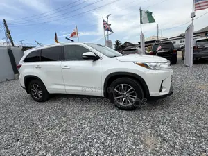 Toyota Highlander XLE 4x2 V6 (3.5L 6cyl 8A) 2017 White