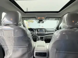 Toyota Highlander XLE 4x2 V6 (3.5L 6cyl 8A) 2017 White
