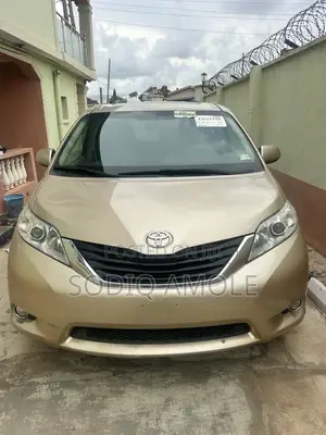 Toyota Sienna 2015 Gold