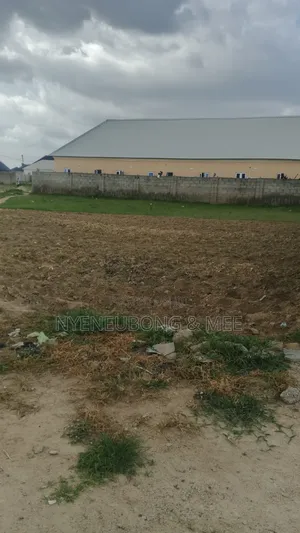 Estate 1000sqm. Land For