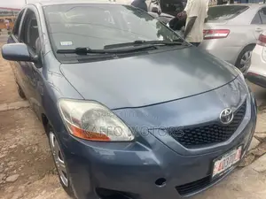 Toyota Yaris Base Sedan 4dr 2010 Blue