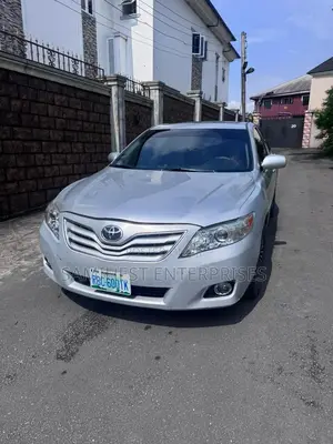 Toyota Camry XLE V6 4dr Sedan (3.5L 6cyl 6AM) 2010 Silver