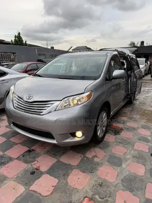 Toyota Sienna Limited FWD 7-Passenger 2013 Silver
