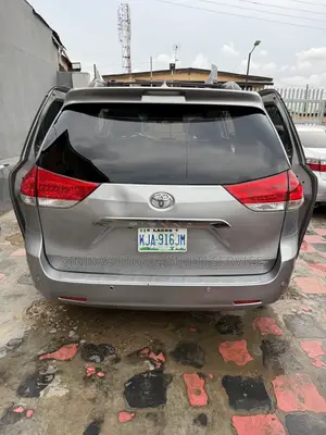 Toyota Sienna Limited FWD 7-Passenger 2013 Silver