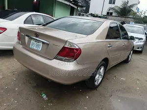 Toyota Camry LE 4dr Sedan (2.4L 4cyl 5A) 2005 Gold