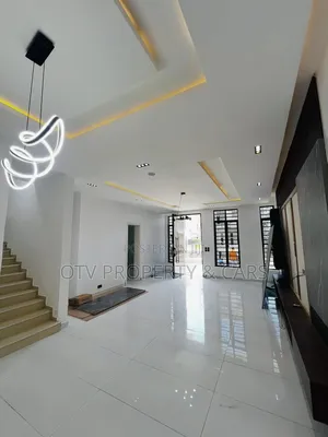 5bdrm Penthouse in Ikota for sale