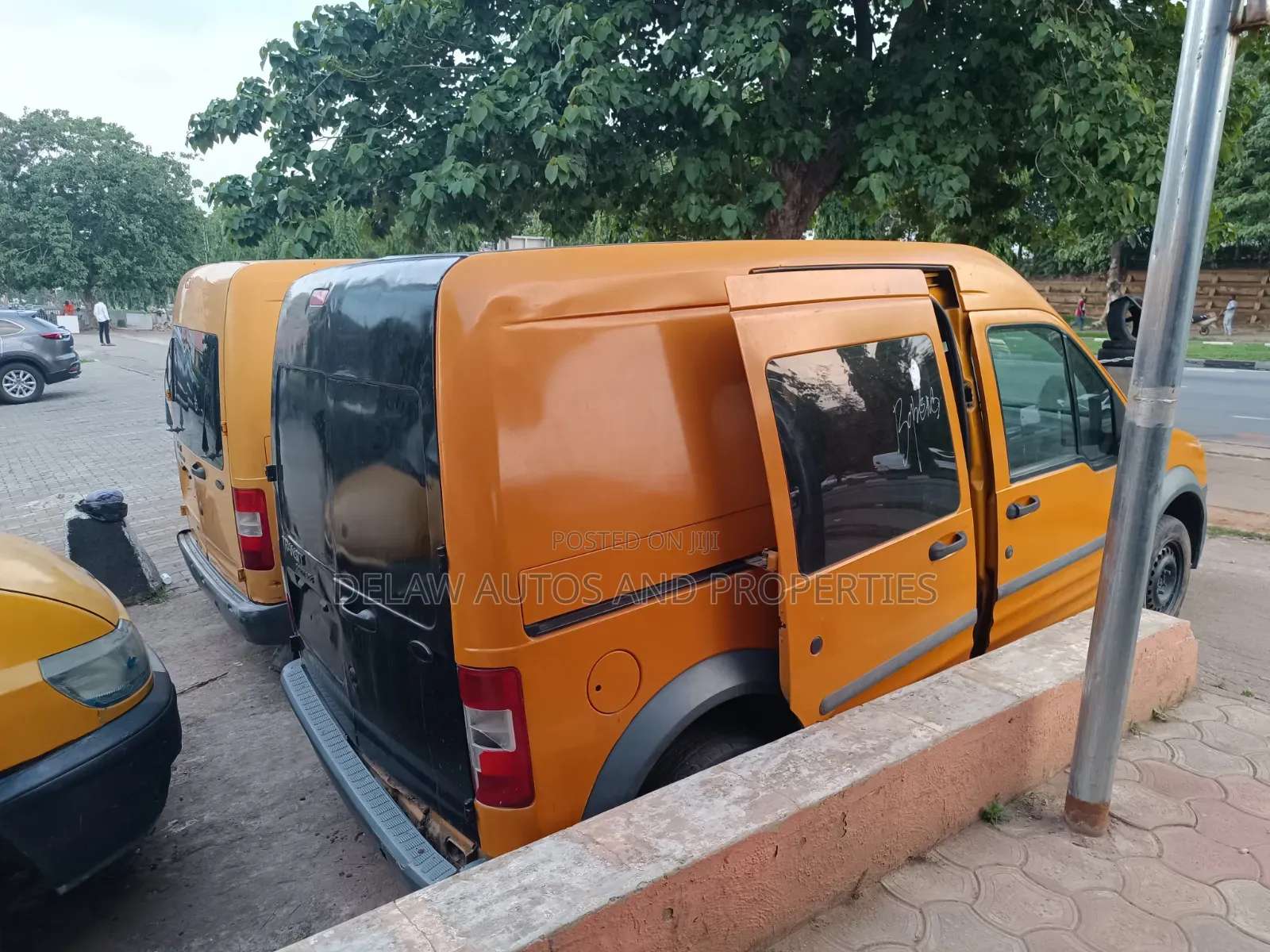 Ford Transit 2010 Yellow