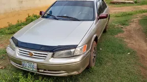Toyota Camry LE 4dr Sedan (2.2L 4cyl 4A) 2000 Gold