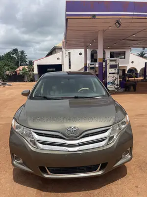 Toyota Venza XLE 2010 Gold
