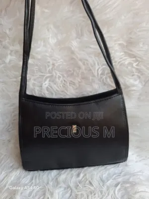 I Sell Quality Thrift Handbags , for Wholesale and Retail.