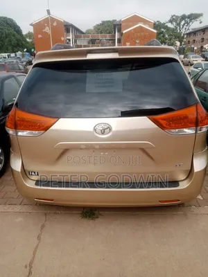 Toyota Sienna 2012 Gold