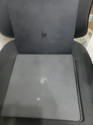 Used Ps4 With Games and 2 Controllers