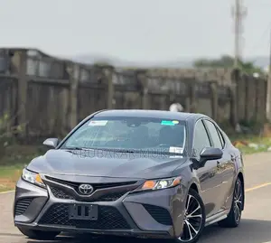 Toyota Camry SE FWD (2.5L 4cyl 8AM) 2018 Gray
