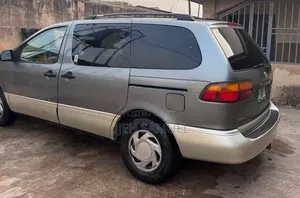 Toyota Sienna CE & 1 hatch 2000 Gray
