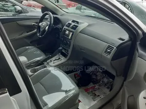Toyota Corolla LE 4dr Sedan (1.8L 4cyl 4A) 2013 Silver