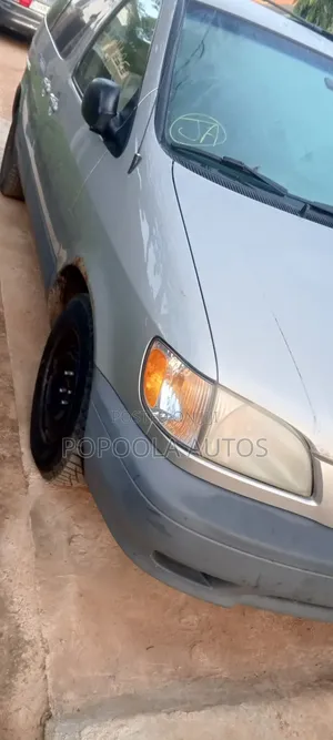 Toyota Sienna LE 2003 Gold
