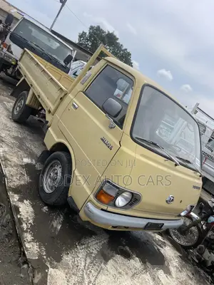 Toyota Hiace 2002 Gold