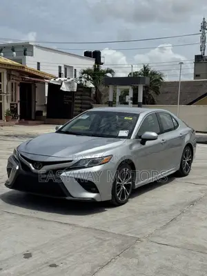 Toyota Camry SE FWD (2.5L 4cyl 8AM) 2018 Silver