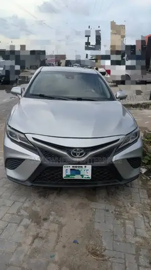 Toyota Camry SE FWD (2.5L 4cyl 8AM) 2018 Gray