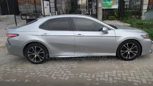 Toyota Camry SE FWD (2.5L 4cyl 8AM) 2018 Gray