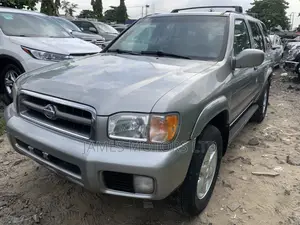 Nissan Pathfinder Automatic 2001 Silver