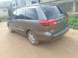 Toyota Sienna XLE 8-Passenger 2025 Gray
