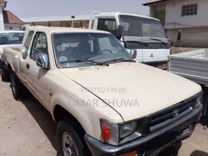 Toyota Hilux 1998 Gold