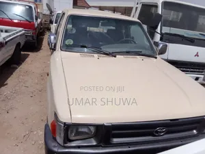 Toyota Hilux 1998 Gold