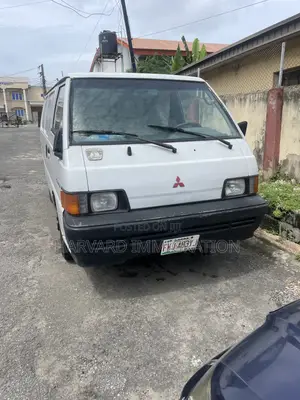 Mitsubishi L300 2005 White