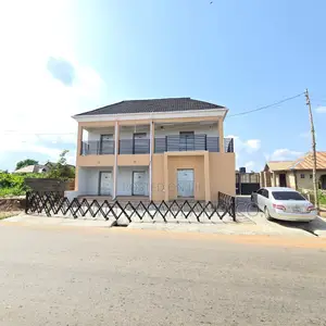 A Big Space Shop for Office Along Road