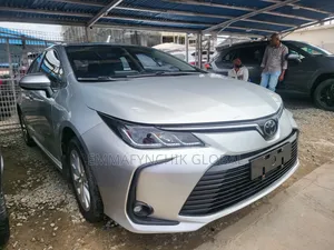 Toyota Corolla XLE 2021 Silver