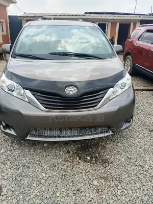 Toyota Sienna LE FWD 8-Passenger 2013