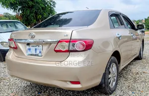 Toyota Corolla 2011 Gold