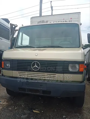 711d M/Benz Covered-Body Truck