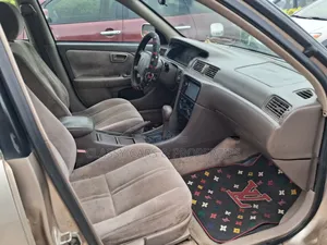 Toyota Camry LE 4dr Sedan (2.2L 4cyl 4A) 2000 Gold