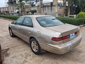Toyota Camry LE 4dr Sedan (2.2L 4cyl 4A) 2000 Gold