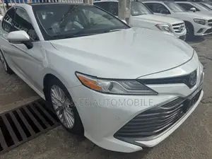 Toyota Camry XLE V6 FWD 2020 White