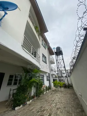 3bdrm Apartment in Lekki Phase 1 for rent