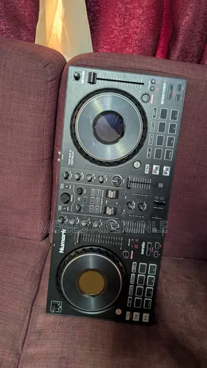 Numark Mixtrack Platinum Fx