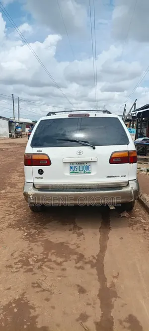 Toyota Sienna 2000 White