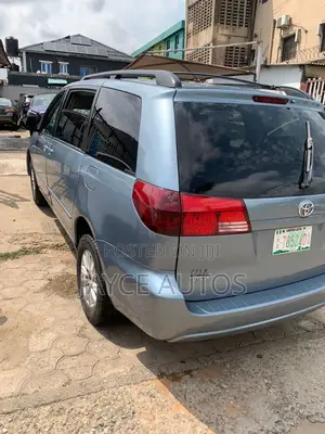 Toyota Sienna 2005 Blue