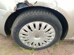 Volkswagen Golf 2005 Gold