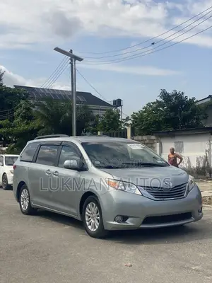 Toyota Sienna XLE 7 Passenger (3.5L 6cyl 6A) 2016 Silver