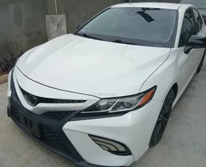 Toyota Camry SE Nightshade FWD 2020 Off white