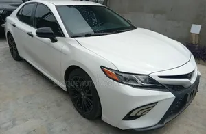 Toyota Camry SE Nightshade FWD 2020 Off white