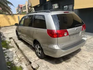 Toyota Sienna LE 4WD 2007 Gold