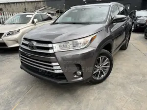 Toyota Highlander XLE 4x4 V6 (3.5L 6cyl 8A) 2018 Gray