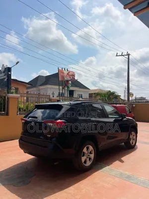 Toyota RAV4 XLE 2021 Black