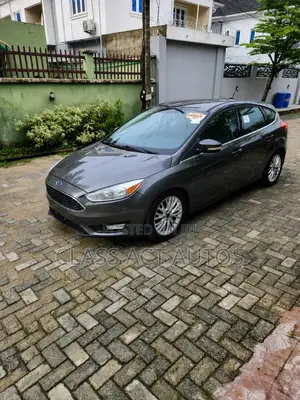 Ford Focus Titanium 4dr Hatchback (2.0L 4cyl 6AM) 2015 Gray